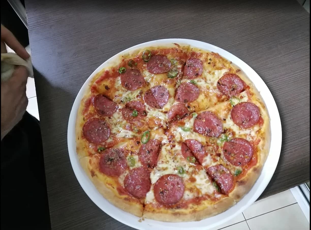 Pizza cu salam & ardei iute
